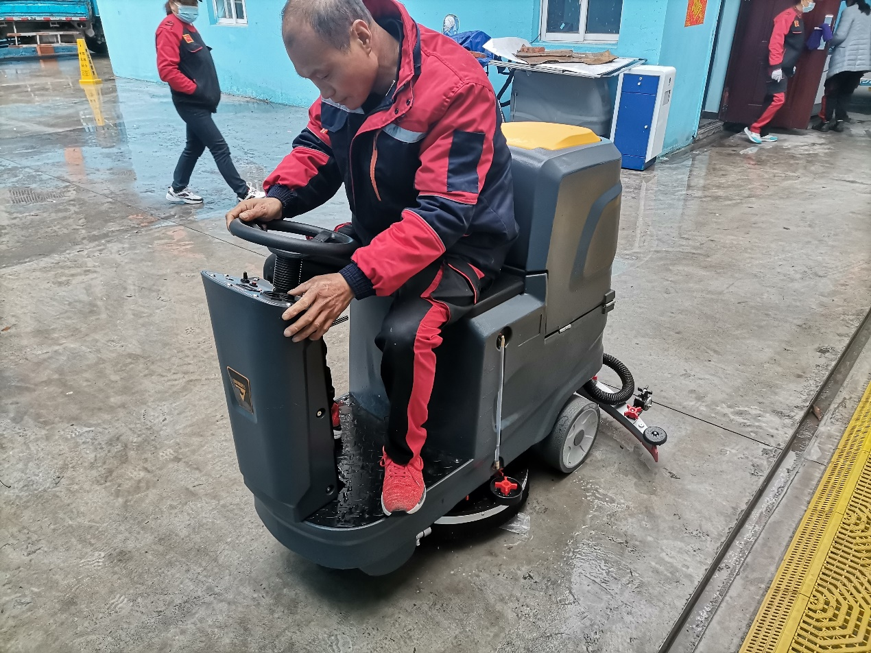 海灣石油采購橙犀K70駕駛式洗地機